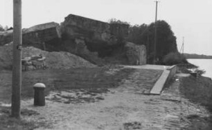 Beseitung zerstörter Bunker am Rhein im Bereich Karlsruhe