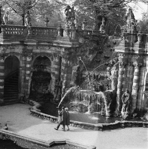 Dresden-Altstadt. Zwinger (1709-1728; M. D. Pöppelmann, B. Permoser). Nymphenbad. Kaskade