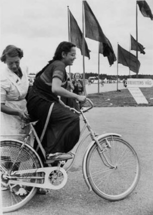 Stockholm. Internationaler Jugendtag 1950. Eine junge Inderin lernt Radfahren