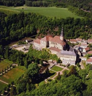 Park : Blick über Park mit Müglitz und Schloß