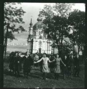 Mädchengruppe und Angehörige der NS-Frauenschaft vor der St. Andreas Kirche in Kiew