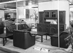 Ausstellungskojen des VEB Möbelkombinat Berlin (MKB) mit Sitzgruppe "Milva III" und Anbauwand "Prignitz III"