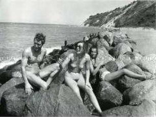 Sonnenbadende Urlauber auf den Klippen der Ostseeinsel Hiddensee