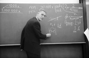 Freiburg: Biologisches Institut II, Prof. Dr. Peter Sitte beim Dozieren über das Elektronenmikroskop