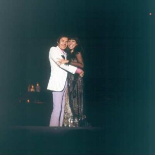 Olivia Molina (geb. 1946; Sängerin) als Jenny und Günther Ungeheuer als Mackie Messer bei einer Aufführung der Dreigroschenoper von Bertolt Brecht in Bad Hersfeld