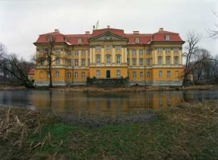 Zgorzelec-Radomierzyce (Radmeritz). Schloss Joachimstein (Pałac Radomierzyce). Ansicht über den Schlossgraben