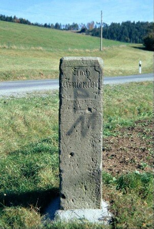 steinerner Wegweiser am Ortsausgang, Richtung Truckendorf