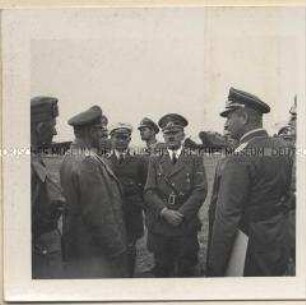 Die Soldaten Adolf Hitlers im Felde, Adolf Hitler auf dem Flughafen von Oppeln nach einem Frontflug