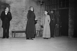 Szenenbilder aus " Die Familie" von I. Popow mit H. Thate, F. Nowack, K. F. Feudel, K. Weber, H. Scholz, E. Meyer, J. Thomas, L. Loebinger, H. Dieckhoff, S. Haacker, Maxim-Gorki-Theater, Premiere 02.12.1953