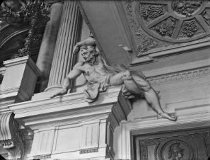 Innendekoration der Schlütertreppe, Raum 344 — Statue