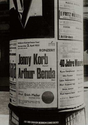 Litfaßsäule mit dem Plakat eines Konzerts von Jenny Korb (Sopran) und Arthur Benda (Bass), am Klavier Prof. Erich Meller