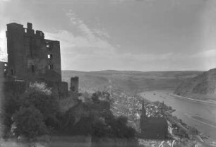 Oberwesel. Gesamtansicht vom Burgberg : Oberwesel im Mittelrheintal. Stadtansicht vom Burgberg mit der Schönburg über die Liebfrauenkirche nach Nord-Nordwesten. Blick rheinabwärts mit Rheinschleife