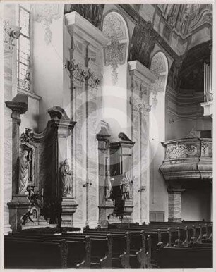 Langhaus der katholischen Pfarrkirche Oels mit Nebenaltären