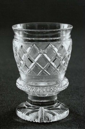 Becherglas mit Rhombenschliff