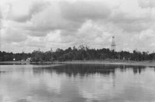 Bohrtürme auf Halabam : Blick vom Wasser aus auf eine Insel mit Bohrtürmen
