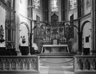 Münstermaifeld. Ehemalige Stiftskirche Sankt Martin und Severus (1101/1150 und 1225/1323). Inneres zum Altar