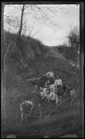 Maurepas (bei Péronne, Dep. Somme, Frankreich): hemdsärmelige Soldaten bei Grabungsarbeiten ("Unterstandsarbeiten im Hohlweg, 3-Sailer, 5-Karl Schmidt '18.7.1918' [Sterbedatum?]")