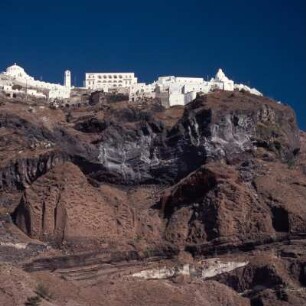 Thera = Santorini. Die Lavaschichtungen der ehemaligen Krater-Innenseite. Darüber die Neubauten von Firá