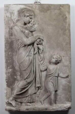Frau mit Säugling im Arm nach rechts, geführt von einem etwa vierjährigen Knaben