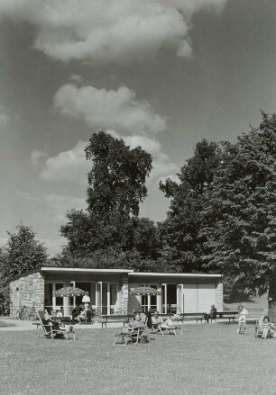 Berlin-Friedrichshain. Kleine Lesehalle mit Liegewiese vor dem Kleinen Bunkerberg