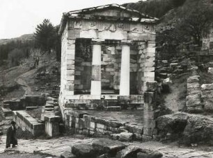 Delphi. Temenos. Schatzhaus der Athener (um 500ante)