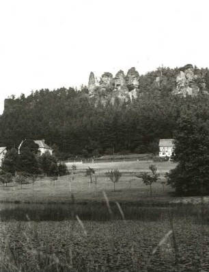 Eiland (Ostrov/Tschechien). Ortsteilansicht mit Gasthaus "Bergkeller" im oberen Bielatal gegen Felsgruppe "Kaiser Franz Joseph"