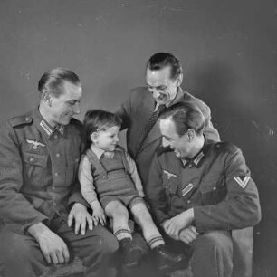 Porträt. Erich Rinkas Brüder Bruno und Kurt Rinka als Soldaten in Wehrmachtsuniform mit einem Jungen und Erich Rinka.