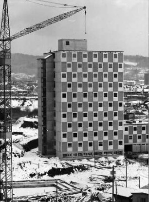 Freiburg: Studentensiedlung, Hochhaus von Westen, von unten, vom anderen Hochhaus