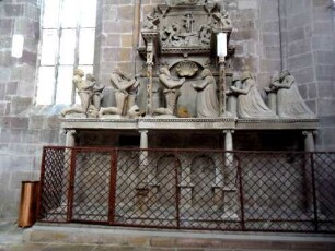 Stadtkirche-Langhaus Innen - Chor im Norden - Hochepitaph mit Ornamentik und vollplastischer Personengruppe