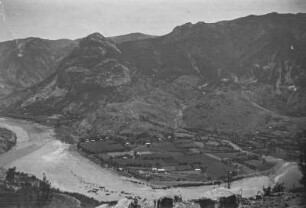 Talblick : Blick in ein Tal mit Flusslauf und Gebirge im Hintergrund