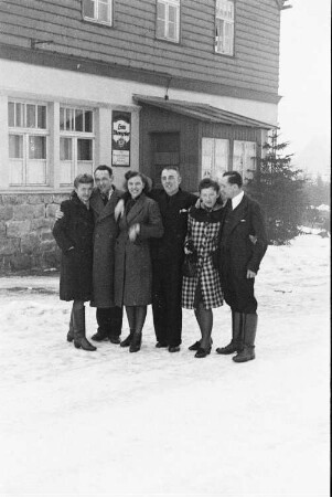 Gruppe vor dem Ausflugslokal "Waldesruhe" während eines Winterausfluges im Erzgebirge