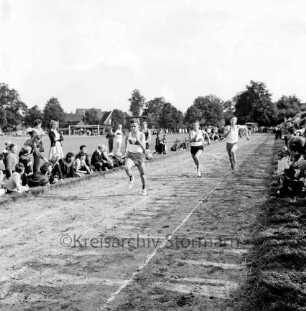 Kreissportverband Stormarn e.V.: Kreisturnfest, Kreissportfest: Bargteheide, Jahn-Sportplatz: Läufer: Zuschauer, 9. September 1962