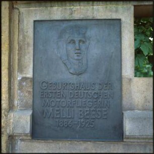 Gedenktafel für die erste deutsche Motorfliegerin Melli Beese : Dresden-Laubegast, Österreicher Straße 84. Gedenktafel für Amelie Hedwig Beese (genannt Melli Beese) an ihrem Geburtshaus
