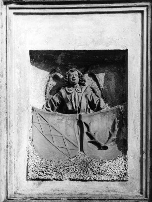 Relief mit wappentragendem Engel : Relief mit wappentragendem Engel. Bad Grönenbach (Kreis Unterallgäu), Pfarrkirche Sankt Philipp und Jakob (ehem. Kollegiatstiftkirche)