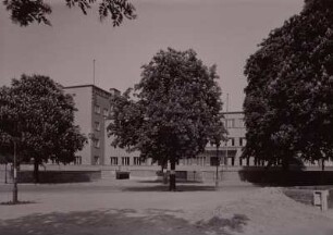 Haus der Jugend : Haus der Jugend am Horst-Wessel-Platz (nach 1945: Strehlener Platz; teilzerstörtes Gebäude in den Bau des Hotels Astoria integriert)