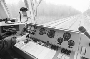 Karlsruhe; Appenweier: Führerstand des neuen Turmtriebwagens in Fahrt, Karlsruhe - Appenweier