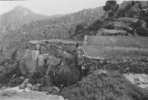 Koptenkloster Debre Bizen : Hütten des Koptenklosters Monte Bizen in einer felsigen Landschaft