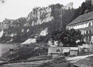 Rathen, Wehlener Weg 1. Gasthof "Erbgericht". Blick vom Elbufer gegen das Basteimassiv