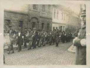 Von Nationalsozialisten organisierter Marsch von gefangenen SPD-Mitgliedern durch Reichenbach