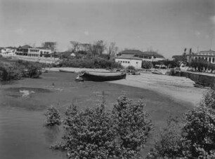 Fischerboot : Ein Fischerboot am Ufer des Pungwe in Beira