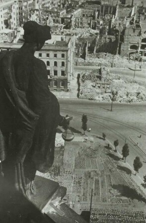 Dresden. Blick vom Rathausturm mit Skulptur nach Süden über die Ringstraße auf die Trümmer der Innenstadt