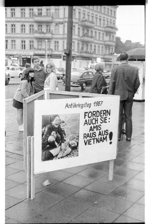 Kleinbildnegativ: Hermannplatz, FDJW-Mahnwache, 1967