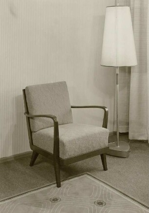 Stehlampe : Armlehnsessel (1956) und Stehlampe in Ausstellungskoje