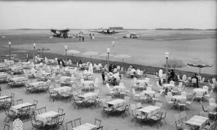 Dresden-Klotzsche, Blick vom Abfertigungsgebäude ("Hansa-Haus") auf Restaurantterrasse und Abfertigungsvorfeld mit Verkehrsflugzeugen, u.a. Verkehrsflugzeug M 20