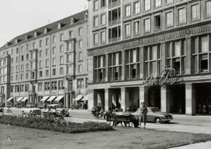 Café Prag : Dresden, Altmarkt, Wohn- und Geschäftshaus mit Café Prag (428 Plätze)