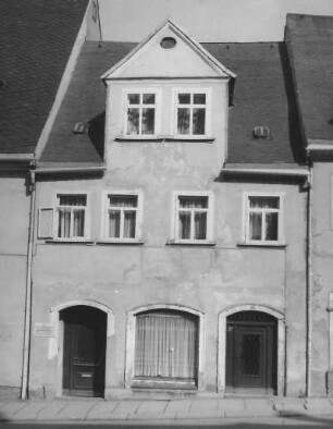 Annaberg-Buchholz, August-Bebel-Straße (Wolkensteiner Straße) 37. Wohnhaus mit Laden. Straßenfront