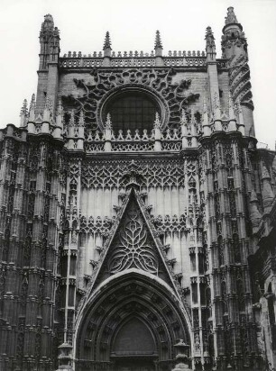 Die Kathedrale in Sevilla, Südseite m. Puerta di San Christobal