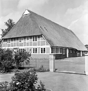 Barsbütteler Hof: Fachwerkhaus mit Reetdach von Wehrführer August Heinrich Munstermann: vorn links Sträucher: rechts Zufahrt