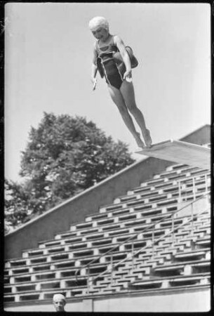 Mädchen springt vom Sprungbrett im Friesenstadion, Bild 1, 1960er Jahre. SW-Foto © Kurt Schwarz.