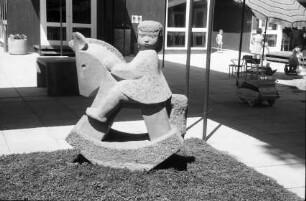 Zürich: Kunst-Schau, Schaukelpferd, Stein